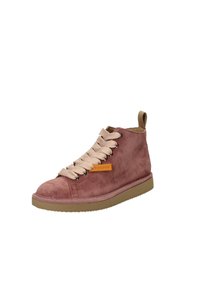 Sneaker alte in morbido suede rosa pallido con lacci beige e suola in gomma color crema. Presenta un piccolo tag logo arancione sul lato.