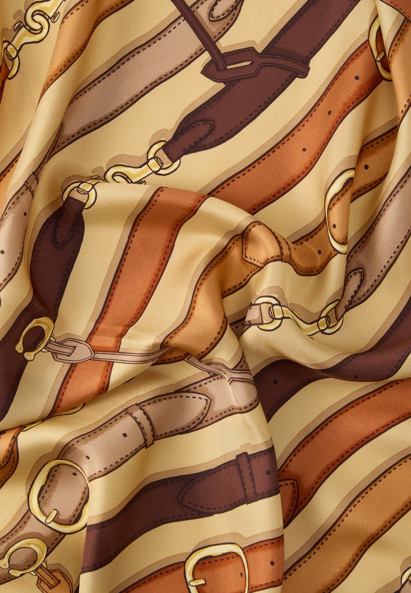 Seidenstoff mit einem sich wiederholenden Muster aus verschiedenen Ledergürteln in Braun- und Orangetönen, mit goldener Beschlägen und detaillierter Nahtverarbeitung.