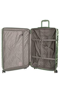 Maleta rígida verde con un diseño geométrico, el interior cuenta con un bolsillo con cremallera y correas ajustables para asegurar el contenido.