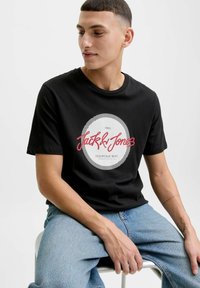 Zwarte katoenen T-shirt met een ronde graphic in het wit en rood met de tekst "Jack & Jones", ronde halslijn en korte mouwen.