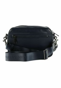 Sac bandoulière en cuir bleu marine avec une texture lisse, poche avant zippée et bandoulière réglable arborant une marque en relief.