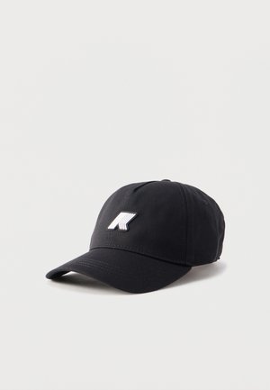Casquette de baseball noire à visière courbée avec un logo blanc brodé à l'avant, posée sur un fond clair uni.