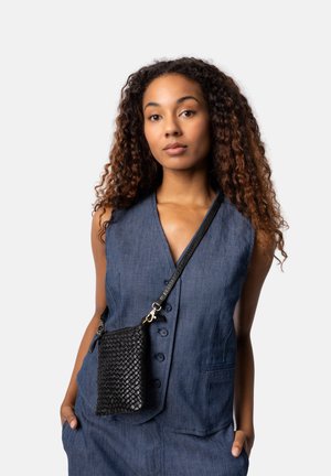 Borsa a tracolla in pelle nera intrecciata con finitura testurizzata, tracolla regolabile e dettagli in metallo dorato, esposta su uno sfondo neutro.