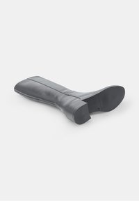 Stivale in pelle nera alto fino al ginocchio con un design elegante, punta quadrata, tacco basso e blocco, e suola in gomma texturizzata. Dettagli di cucitura rinforzata visibili.