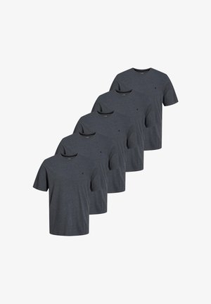 Cinq t-shirts unis à manches courtes gris foncé avec col rond, disposés en rangée décalée sur un fond blanc.