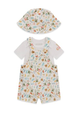 Completo per bambino con maglietta bianca a maniche corte, salopette con motivo e cappello a secchiello abbinato con orsi, palme e forme giocose.