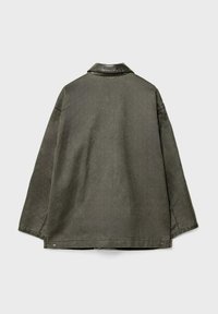 Giacca verde oliva, realizzata in tessuto morbido con colletto in pelle nera. Presenta spalle scese e un taglio dritto, senza chiusure visibili.