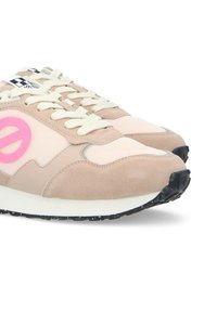 Sneaker beige e rosa con un mix di suede e mesh, punta rotonda, lacci crema e un distintivo logo rosa di lato. Suola nera.