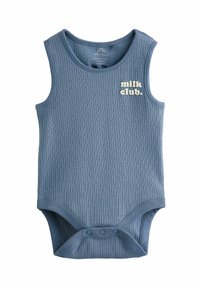 Body de bebé azul claro con diseño de canalé y sin mangas, que presenta un bordado en crema con el texto "milk. club." en la parte frontal y cierres de presión en la parte inferior.