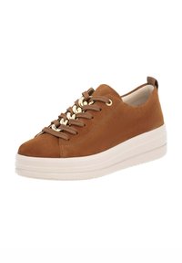 Sneaker in suede marrone con punta tondeggiante, accessori in tonalità oro e suola piatta in gomma beige. Presenta lacci abbinati e un colletto imbottito.