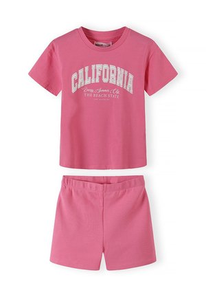 T-shirt rose à manches courtes avec le texte "CALIFORNIA" et short assorti à taille élastique, tenue d'été décontractée pour enfants.