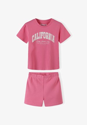 T-shirt rose à manches courtes avec le texte "CALIFORNIA" et short assorti à taille élastique, tenue d'été décontractée pour enfants.