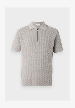 Helesinine lühikeste varrukatega polo särk, millel on tekstuurse kootud mustriga ning esiküljel rinnal all kaeluse all tõmblukuga kinnis.