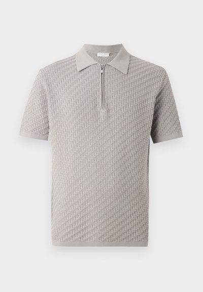 Ανοιχτό γκρι πόλο με κοντά μανίκια, υφασμένο με υφή μοτίβου και φερμουάρ μπροστά κάτω από το γιακά.
