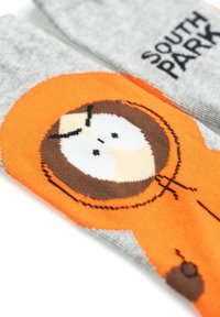 Guanti in cotone grigi con un personaggio dei cartoni animati arancione, dotato di un cappuccio marrone, grandi occhi e la scritta "SOUTH PARK" in nero.