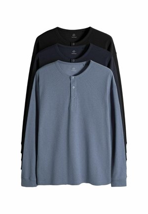 Drie henley shirts met lange mouwen in grijs, marineblauw en zwart, gelaagd met geplakte knoopsluitingen bij de hals.