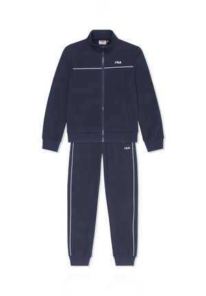 Chándal FILA azul marino con chaqueta de cremallera completa, ribete blanco atravesando el pecho y las piernas del pantalón, y puños elásticos en las mangas y pantalones.