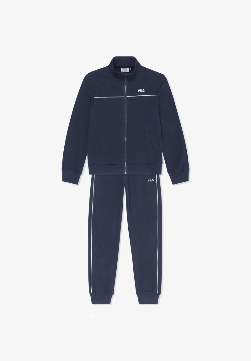Survêtement FILA bleu marine avec veste zippée intégrale, passepoil blanc traversant la poitrine et les jambes du pantalon, et poignets élastiques aux manches et au bas du pantalon.