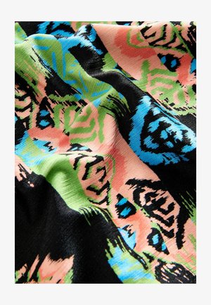 Tissu multicolore présentant des motifs abstraits dans des teintes de rose, vert, noir et bleu. Texture lisse avec une finition brillante.