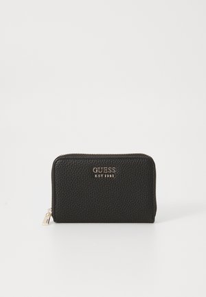 Portafoglio in pelle morbidamente martellata nera, con chiusura a zip, logo dorato "GUESS EST 1981" e una piccola cerniera. Forma rettangolare.