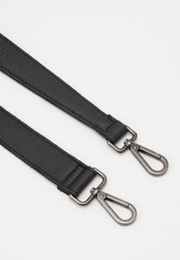 Svart läderrem med texturerad yta, med metallsnappar i båda ändar för fästande. Enkel och funktionell design.