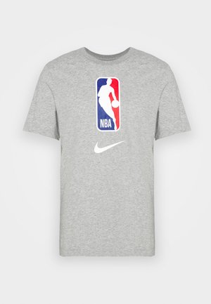 Graues Baumwoll-T-Shirt mit kurzen Ärmeln. Mit einem weißen NBA-Logo-Grafik und einem kleinen weißen Nike-Logo auf der Vorderseite. Klassisches Rundhals-Design.