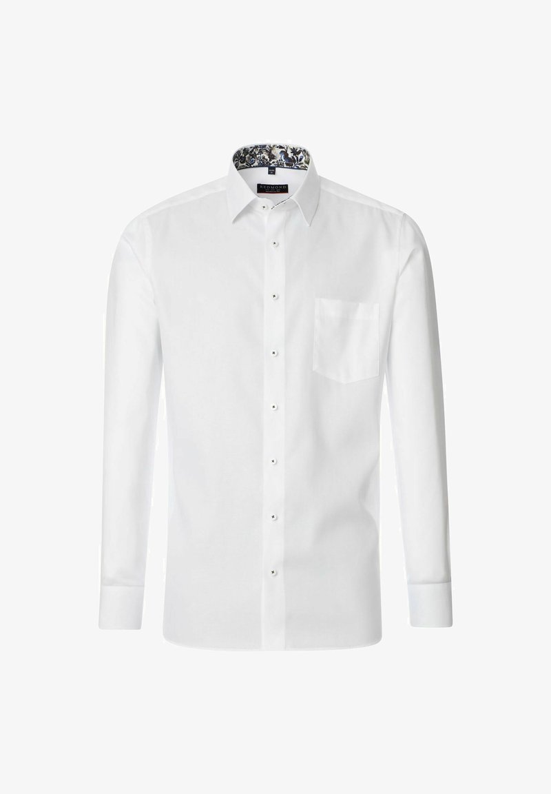 Biała koszula z długim rękawem, zapinana na guziki, z kieszonką na lewej piersi oraz wzorzystym wewnętrznym kołnierzykiem z akcentami kwiatowymi. Tekstura materiału wydaje się gładka.