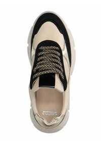 Beige en zwarte sneaker met metallic accenten, gestructureerde panelen en gevlochten veters. Beschikt over een ronde neus en een stevige rubberen zool.