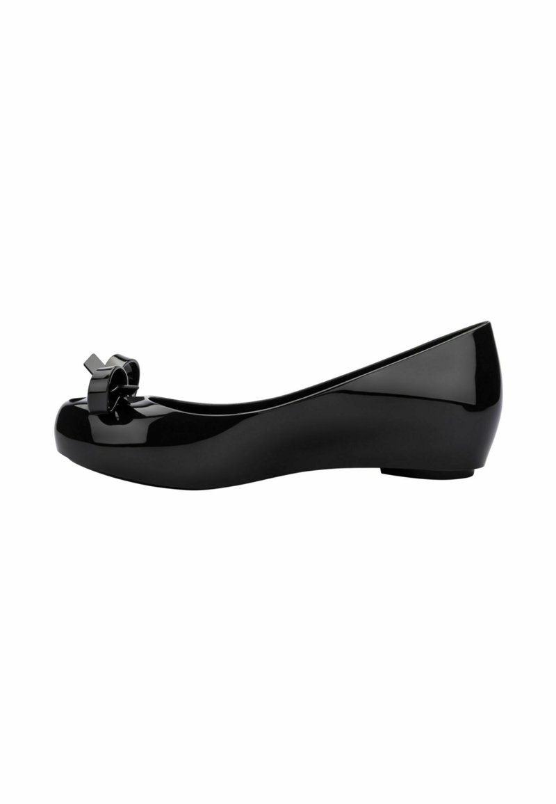 Ballet flat nera con finitura lucida, punta arrotondata e un nastro decorativo davanti. Design elegante con tacco basso.