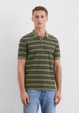 Grünes gestreiftes Poloshirt mit Kragen, kurzen Ärmeln und einer Knopfleiste. Die Streifen wechseln sich in Dunkelgrün und Schwarz ab. Weicher Baumwollstoff.