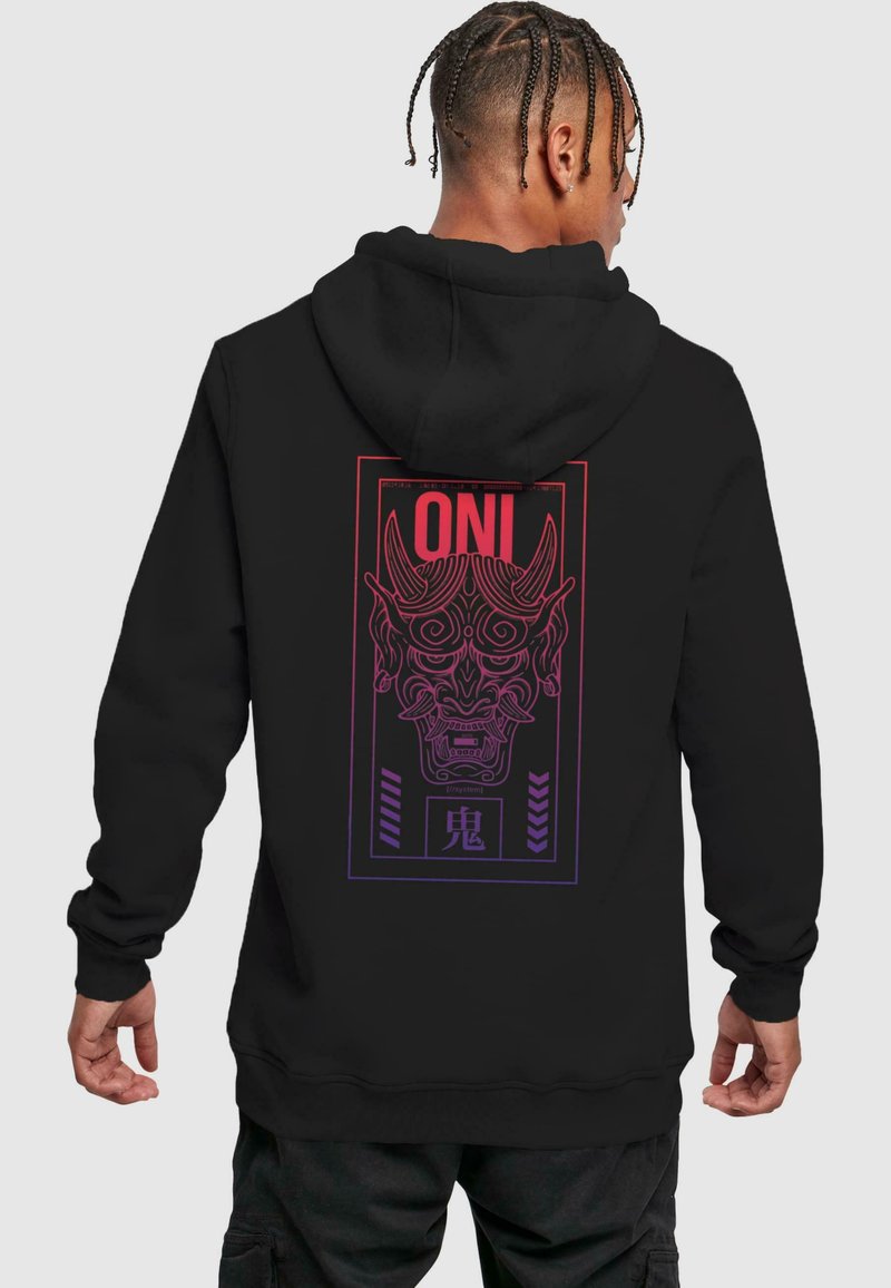 Czarna bluza z kapturem z dużą grafiką stylizowanej maski oni w przechodzących kolorach czerwieni i fioletu. Tekst "ONI" wypisany pogrubionymi literami nad wzorem.