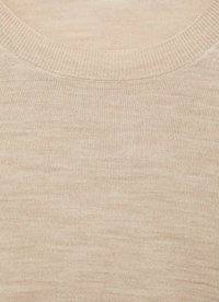 Maglione lavorato a maglia beige con scollatura rotonda, texture fine e sottili variazioni di colore. Design semplice e classico senza motivi.