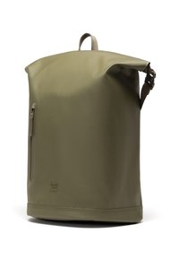 Vihreä vedenpitävä rullatoppausreppu, jossa on etuläpässä vetoketjupussi, säädettävä olkahihna ja hienovarainen logo pohjassa. Sileä rakenne.