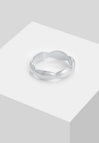 Anello in argento con un design ondulato caratterizzato da sezioni arrotondate, finitura lucida e incisione interna "925" per attestare l'autenticità dell'argento.