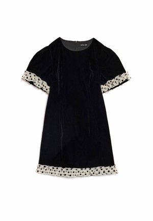 Rochie din catifea neagră cu mâneci scurte bufante, decorate cu o dantelă albă cu buline la manșete și tiv, închidere cu fermoar la spate.