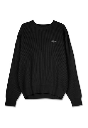 Svart ribbestrikket genser med rund hals, lange ermer og en litt oversized passform. Har et hvitt brodert logo på brystet.