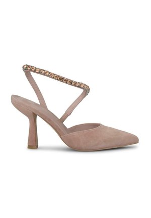 Scarpa con tacco alto slingback in suede color carne con punta affusolata, caratterizzata da una cintura decorativa impreziosita da strass chiari.