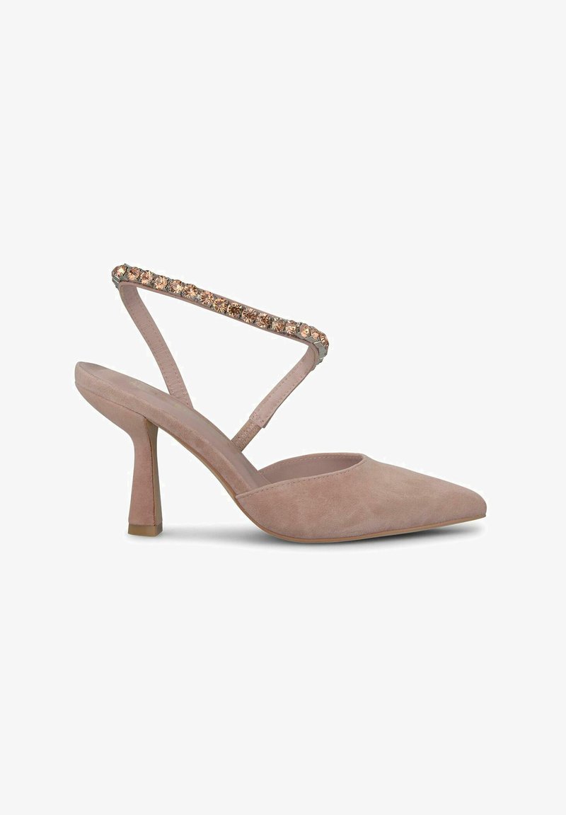Scarpa con tacco alto slingback in suede color carne con punta affusolata, caratterizzata da una cintura decorativa impreziosita da strass chiari.