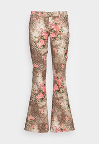 Calças flare com um padrão floral de rosas cor-de-rosa sobre um fundo texturizado de padrão de leopardo castanho. Bolsos funcionais e fecho de botão.