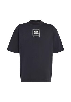 Zwarte oversized korte mouwen T-shirt met ronde hals en een witte Adidas Trefoil-logo patch in het midden op de borst.