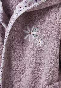 Lila Fleece-Nachthemd mit floral gemusterter Fütterung und zwei gestickten Gänseblümchen. Weicher Stoff, lockere Passform, verfügt über eine gemütliche Kapuze und einen offenen Vorderteil.