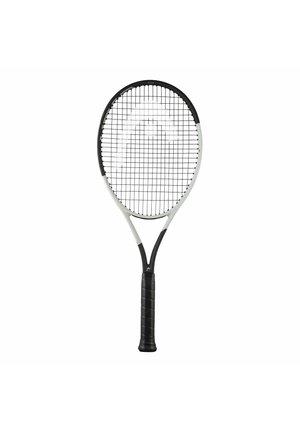 Racchetta da tennis con telaio bianco e nero e impugnatura nera, posizionata verticalmente con corde visibili su sfondo bianco.
