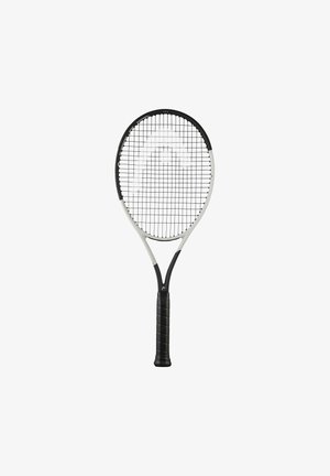 Racchetta da tennis con telaio bianco e nero e impugnatura nera, posizionata verticalmente con corde visibili su sfondo bianco.
