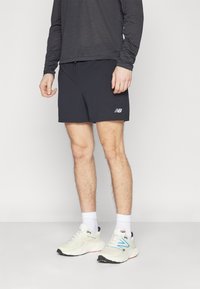 New Balance - SPORT ESSENTIALS LINED SHORT 5" - Korte sportsbukser - black Miniaturebillede 1