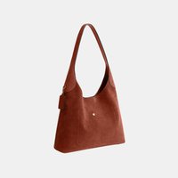 Sac à épaule en daim couleur rouille avec une sangle unique, une poche extérieure avant et un petit bouton doré.