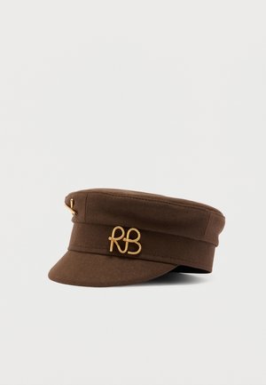Καφέ καπέλο με επίπεδη κορυφή από ύφασμα, με κοντή γείσα και χρυσά διακοσμητικά αρχικά «RB» στην μπροστινή αριστερή πλευρά.