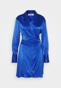 Saténové modré šaty se zavinovacím stylem a dlouhými rukávy, s šálovým límcem a na boku zřaseným detailem. Vyznačují se hladkou texturou a intenzivní barevnou sytostí.
