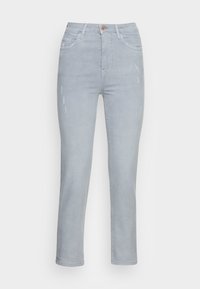 Jeans de mezclilla azul claro de pierna recta con cintura alta, que presentan detalles desgastados y diseño de cinco bolsillos. Desvanecimiento sutil en toda la prenda.