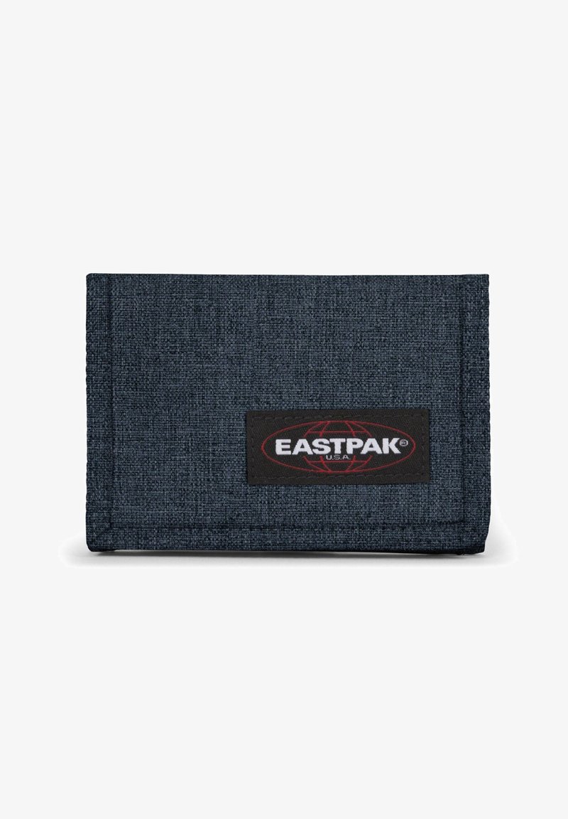Tumma sininen kangaslompakko, jossa on teksturoitu pinta, ja siinä on musta Eastpak-logopatchi. Viety muotoilu siisteillä reunoilla.