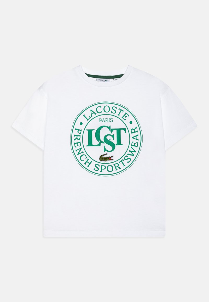 Hvite bomull t-skjorte med et sirkulært grønt grafisk design med "LACOSTE," "PARIS" og "FRANSK SPORTSKLÆR," i tillegg til et krokodilleikon. Korte ermer.